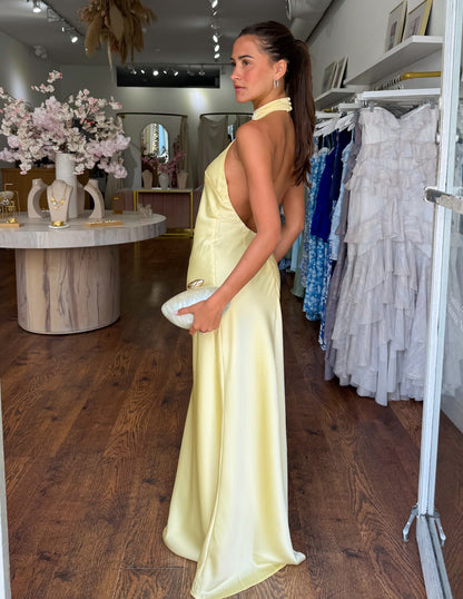 Carlota | Elegante vestido largo de satén con escote halter