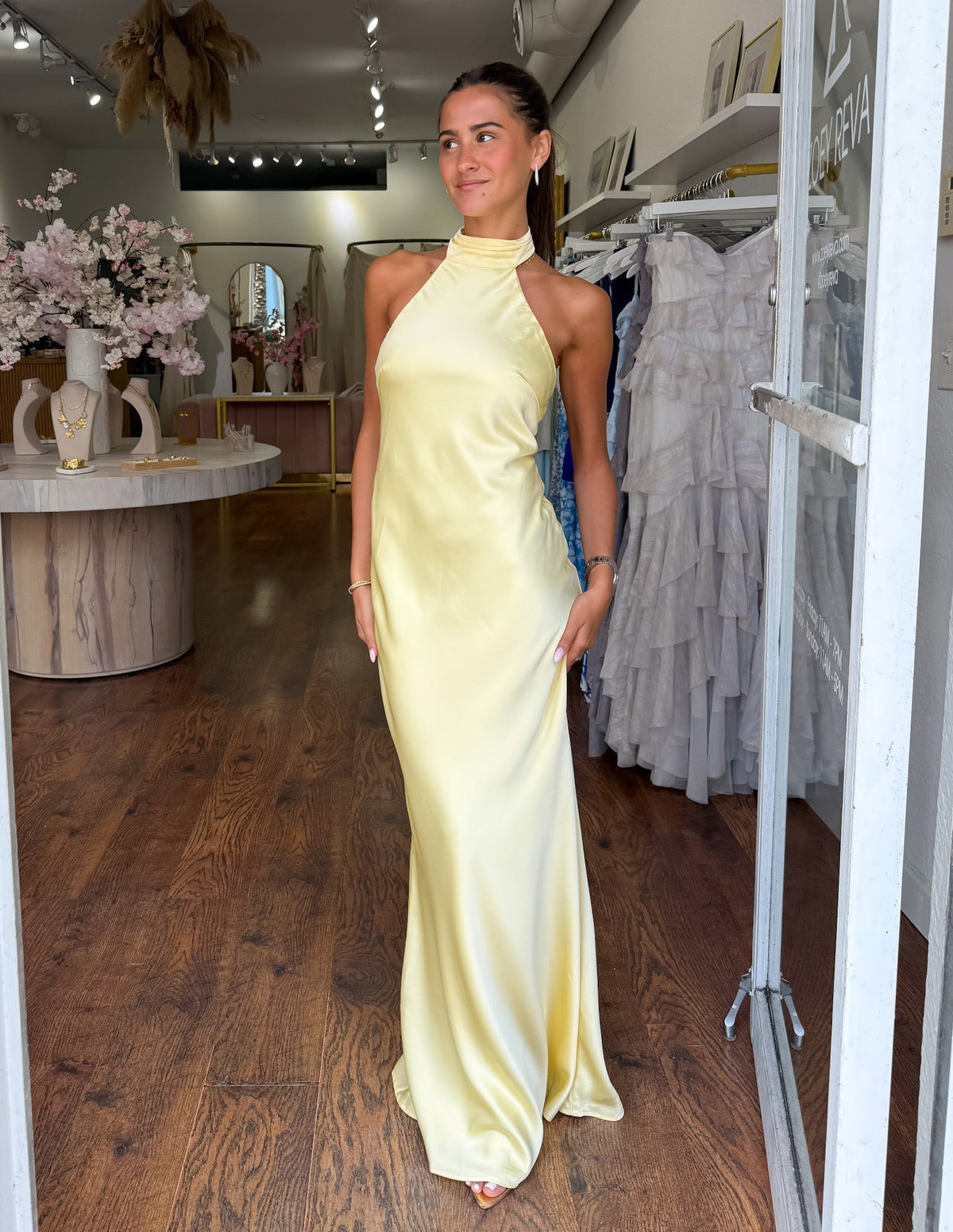 Carlota | Elegante vestido largo de satén con escote halter