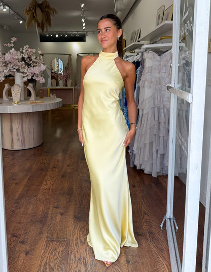 Carlota | Elegante vestido largo de satén con escote halter