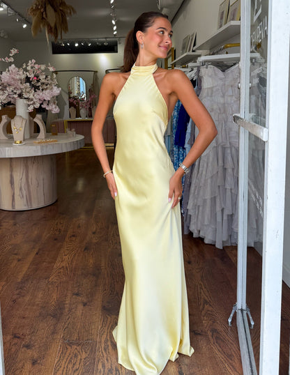 Carlota | Elegante vestido largo de satén con escote halter